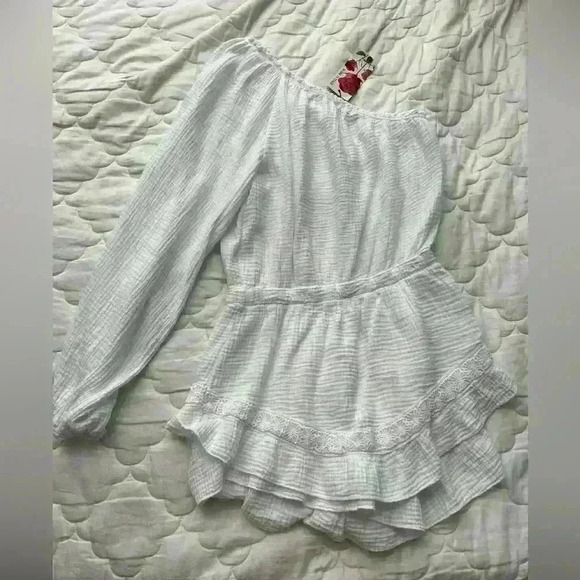 Elegant White Off-Shoulder Dress - Picture 3 of 15